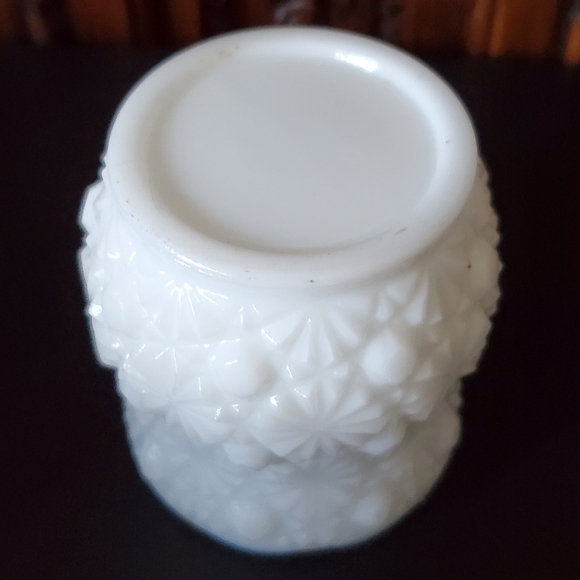 Vntg 3 1/4" Daisy and Button Scalloped Edge Thick Milk Glass Piece - Picture 6 of 9